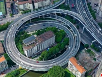 この立地条件はどうなの？くるくる回る高速道路のど真ん中にポツンと建つマンション