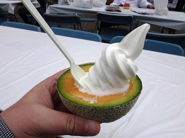  札幌やおきゅうの生メロンソフトクリーム（中）￥1000