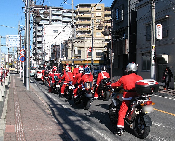 2人乗りしているバイクもあった。