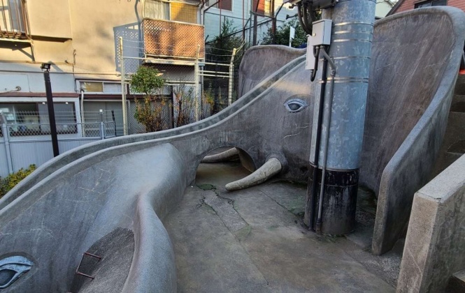 すべり台の中間地点。