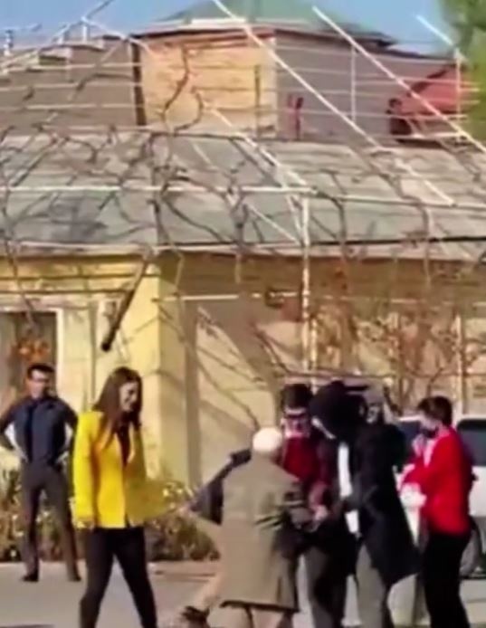 映画の撮影中　イジメの場面を止めに入る老人