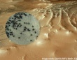 火星に大量の黒いクモが！？安心してください、そう見えるけど違います