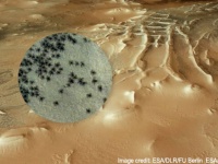 火星に大量の黒いクモが！？安心してください、そう見えるけど違います