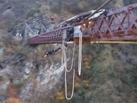 ニュージーランド町長、ロックダウン段階的緩和を祝い、自ら地元観光名所でバンジージャンプ
