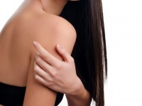 男性が女性の肩だしファッションのときに見える、透明のブラストラップに思うこと3つ！
