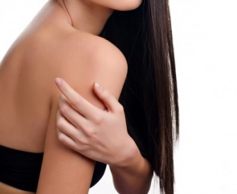 男性が女性の肩だしファッションのときに見える、透明のブラストラップに思うこと3つ！