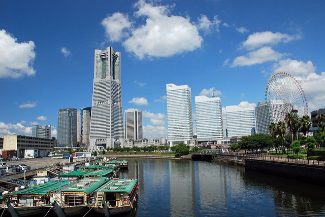 ランドマークタワーと横浜のビル群（naitokzさん撮影、flickrより）