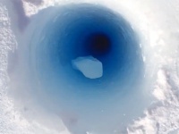 これが80万年前の南極の氷の音なのか！？氷河に開けた穴に氷を落としてみたところ、想定外の音が返ってきた