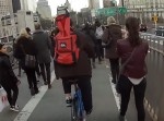 人混みを自転車が通る際の“平和的解決方法”が提案される！