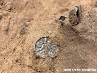 バイキングが埋めた1000年以上前の財宝が金属探知機で発見される