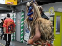 「秋田に帰りまぁーす」　渋谷駅で「出張中のなまはげ」激写されるも、電車内での目撃情報なく...無事に帰れた？同行者に聞く