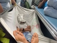 インドの超過密な満員電車でひらめいた男性。画期的な方法で寝場所を確保