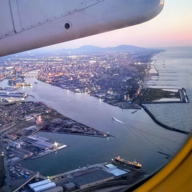 新潟空港から飛び立った飛行機から見た新潟市(「あんでぃ/M.Ando 」さん(@furumachi11)の投稿より)