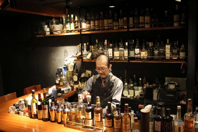 様々なお酒の中から、持ってきたたばこに合うものは...