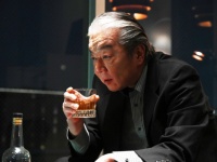 趣里と古田新太の弁護士親子が12年ぶりに対面。富裕層向け医療ツアーの真偽について争う【『モンスター』第5話】