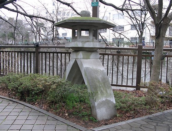 「ことじとうろう」そっくり灯籠