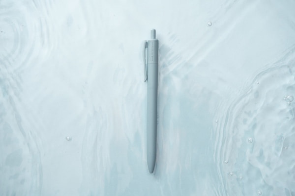 ライトブルーがきれい。環境に配慮した「ジェットストリーム 海洋プラスチック」発売