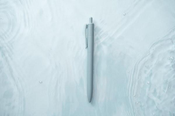 ライトブルーがきれい。環境に配慮した「ジェットストリーム 海洋プラスチック」発売