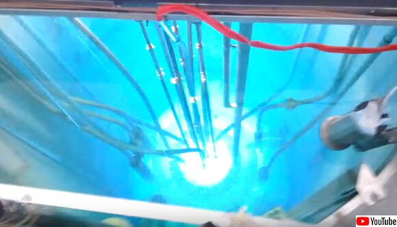原子炉の炉心部で発生するチェレンコフ放射をとらえた映像