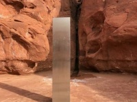 何このモノリス。砂漠に謎の金属製の柱が発見される（アメリカ・ユタ州）