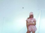ローラ、全身ピンクの衣装に身を包むも“美脚”でファンを悩殺！