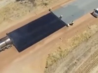 オーストラリアの道路舗装方法がすごい！ペンキを塗るように滑走路ができちゃった。