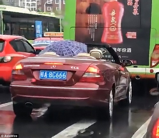 オープンカーに傘