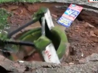 こわいこわい、地盤怖い。井戸が地面にあっという間に飲み込まれ、陥没穴となってしまう（インド）