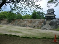 地震で被害を受けた熊本城（hyolee2さん撮影、Wikimedia Commonsより）