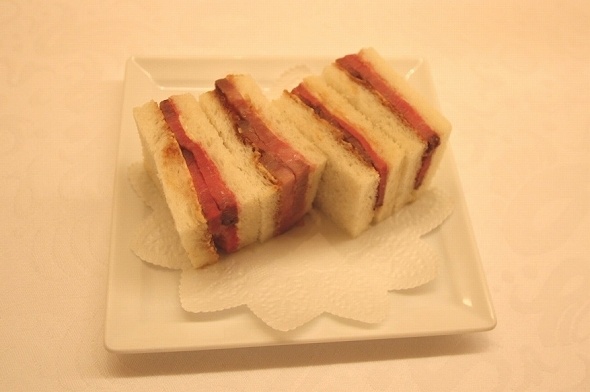 厚めにスライスしたローストビーフが贅沢