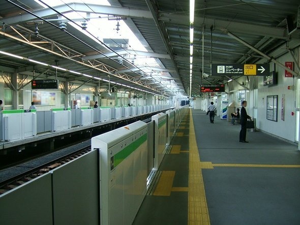 不動前駅ホーム（LERKさん撮影、Wikimedia Commonsより）