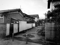 「2階の窓から監視してくる隣の老夫婦。私が家に出入りすると、暴言を吐いてきて...」（広島県・20代男性）