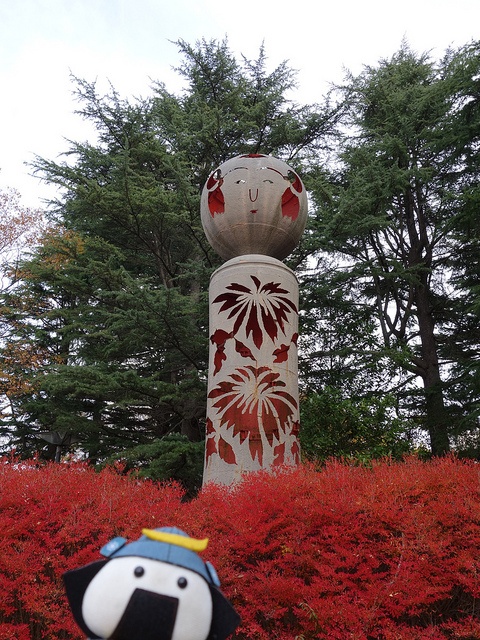 西公園のこけし塔（nimameさん撮影、Flickrより）