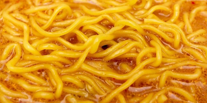 黄色みの強い中細のノンフライ麺