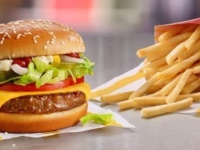 ついにマクドナルドも！　植物由来の人工肉を使用したベジバーガーが、期間限定で試験販売（カナダ）