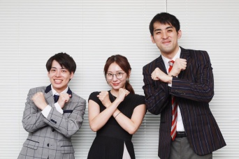 左からさすらいラビー宇野慎太郎、麻美ゆま、中田和信
