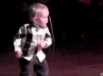 ２歳の天才ダンサー、エルヴィスの曲で観客を湧かせまくる！！