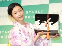 玉手箱を持ち上げ、にっこりと微笑む壇蜜さん（Jタウンネット編集部撮影）