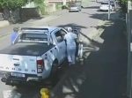 車を盗まれそうになるも、間一髪持ち主が戻って盗難を防ぐ。