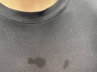 1歳児パパの服に浮かんだ〝かなシミ〟に20万人もん絶　「いつの日か懐かシミになりますね」