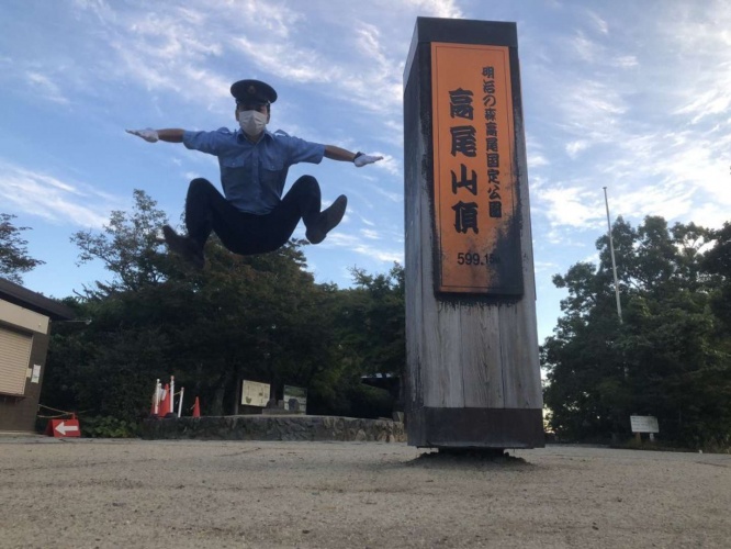 山頂で...？（画像は高尾山ケーブルカー公式アカウントより）