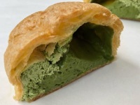 抹茶の濃厚さが際立つ。ミニストップの2層仕立てシュークリーム