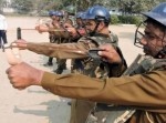 マジ？　インド警察が“唐辛子団子＋パチンコ”を武器として採用！