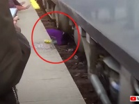 線路に転落した直後列車が発車、2人の子供に覆いかぶさり守りぬく母親、全員が奇跡の生還