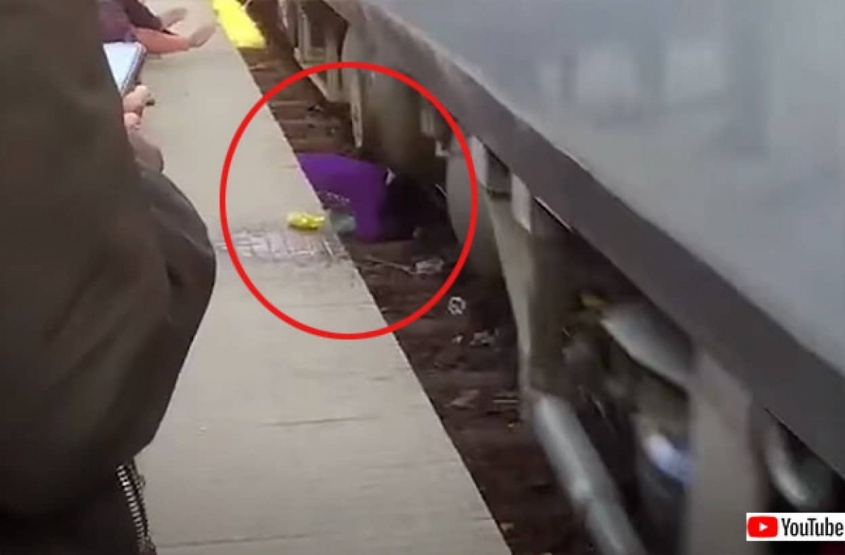 線路に転落した直後列車が発車、2人の子供に覆いかぶさり守りぬく母親、全員が奇跡の生還