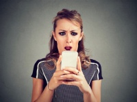人は、例え噂話とわかっていても、その話に強く影響されてしまう（ドイツ研究）