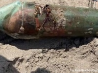 ダイバーが海で発見した緑色の円筒形をした謎の物体。第二次世界大戦時の遺物か？