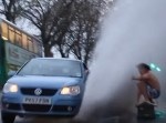 イギリスにいたおバカ！　水たまりを使ってサーフィン気分に