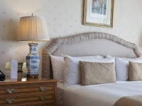 中古のベッドサイドテーブルを買ったら驚きの発見！自分の妹の電話番号が記されたメモが入っていた