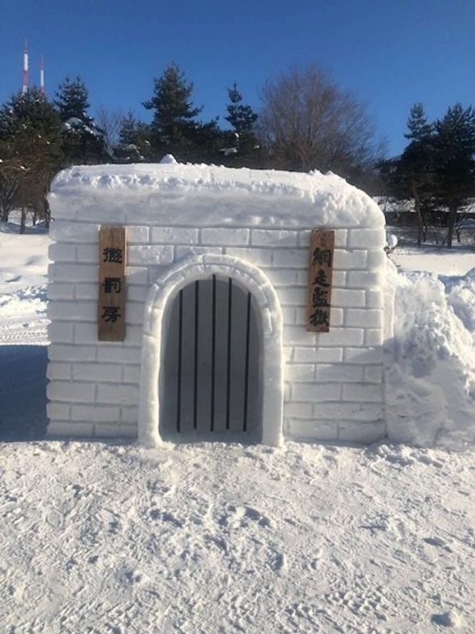 ひたすら寒そう（画像は網走監獄公式アカウントのツイートより）